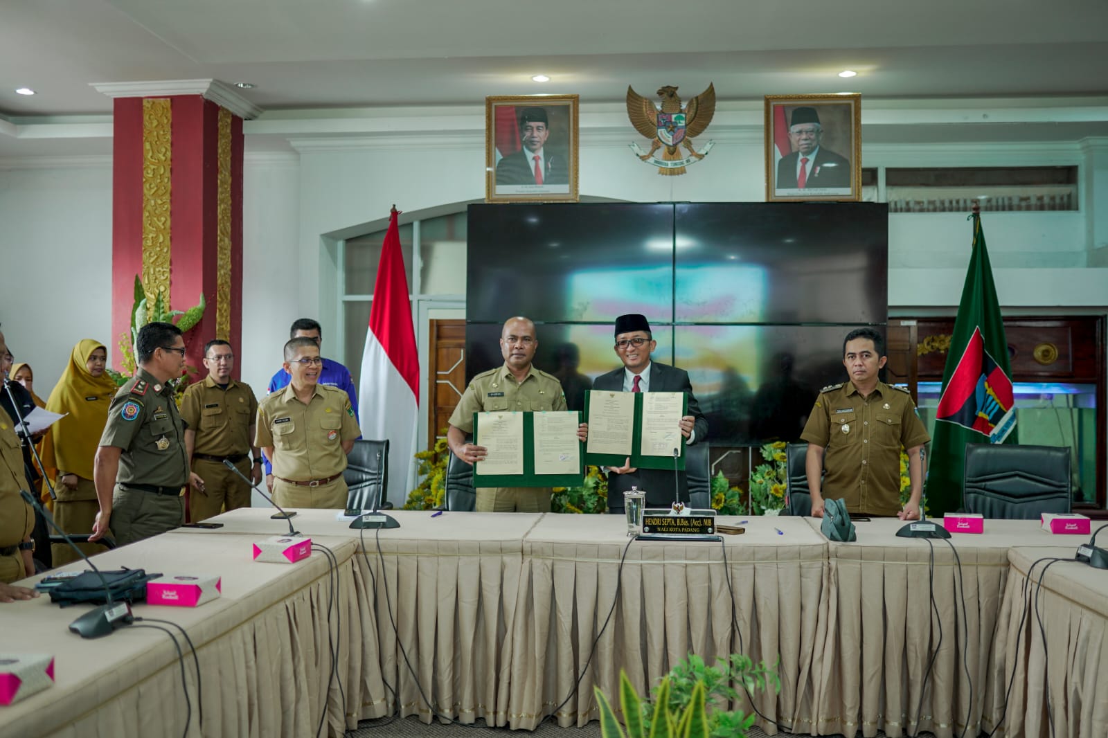 Asisten I Sekda Kabupaten Solok, Syahrial dan Wali Kota Padang, Hendri Septa usai penandatanganan kesepakatan bersama