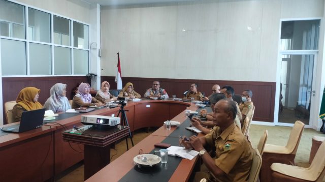 Asisten II Sekda Kabupaten Solok, Syaiful saat mengikuti rapat koordinasi pengendalian inflasi