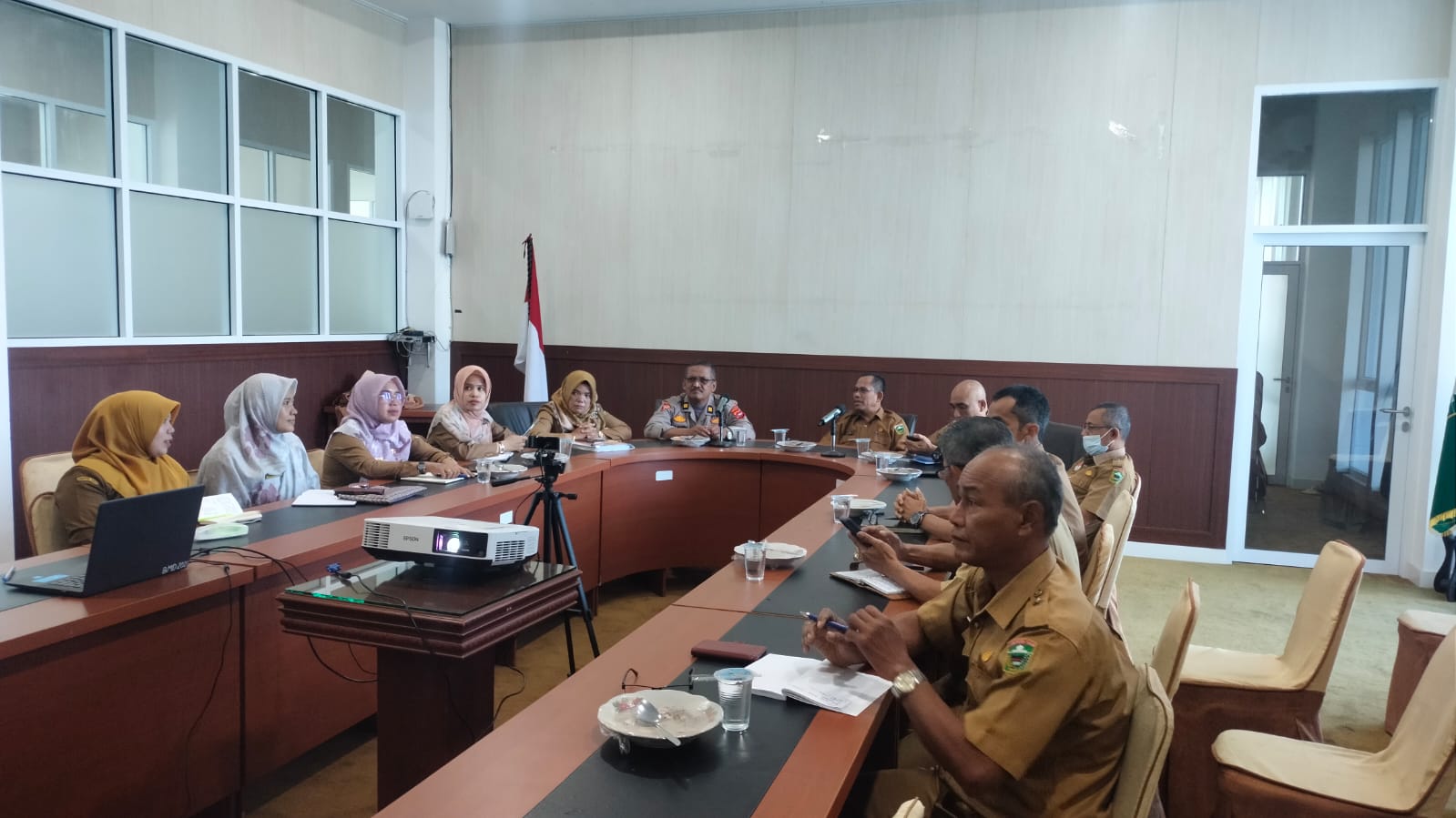 Asisten II Sekda Kabupaten Solok, Syaiful saat mengikuti rapat koordinasi pengendalian inflasi