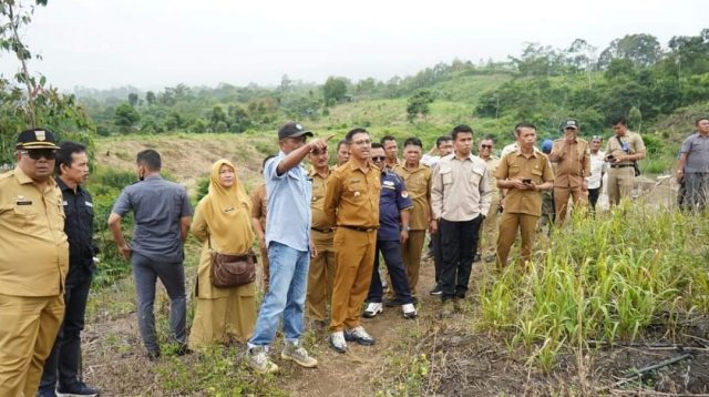 Bupati Solok Selatan Khairunas saat meninjau lahan untuk pengembangan sorgum di Sungai Salak, Banda Runtuah, Kecamatan Sangir, bersama Presiden Direktur Sorgum Indonesia Grup, Sultan Chaniago