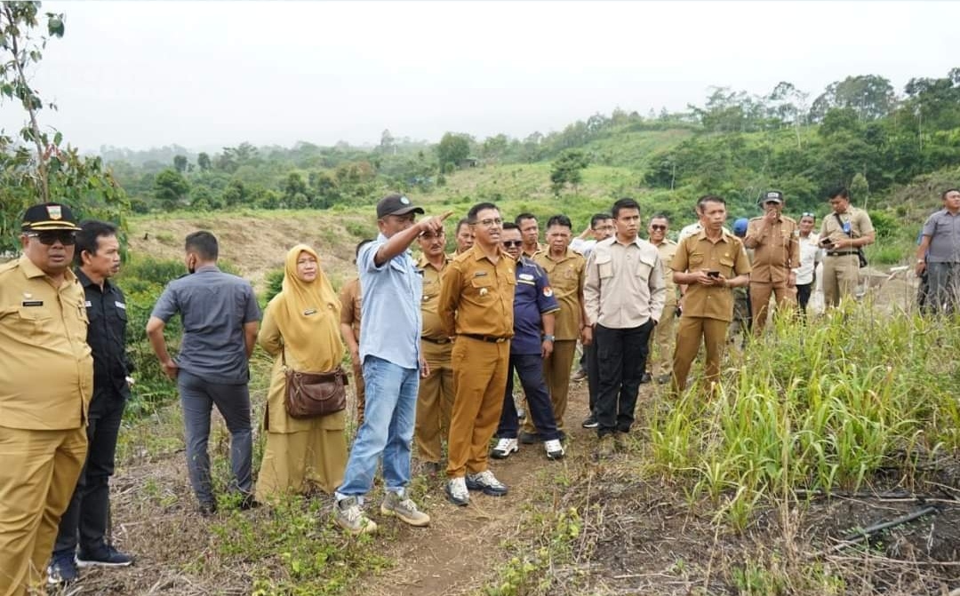 Bupati Solok Selatan Khairunas saat meninjau lahan untuk pengembangan sorgum di Sungai Salak, Banda Runtuah, Kecamatan Sangir, bersama Presiden Direktur Sorgum Indonesia Grup, Sultan Chaniago