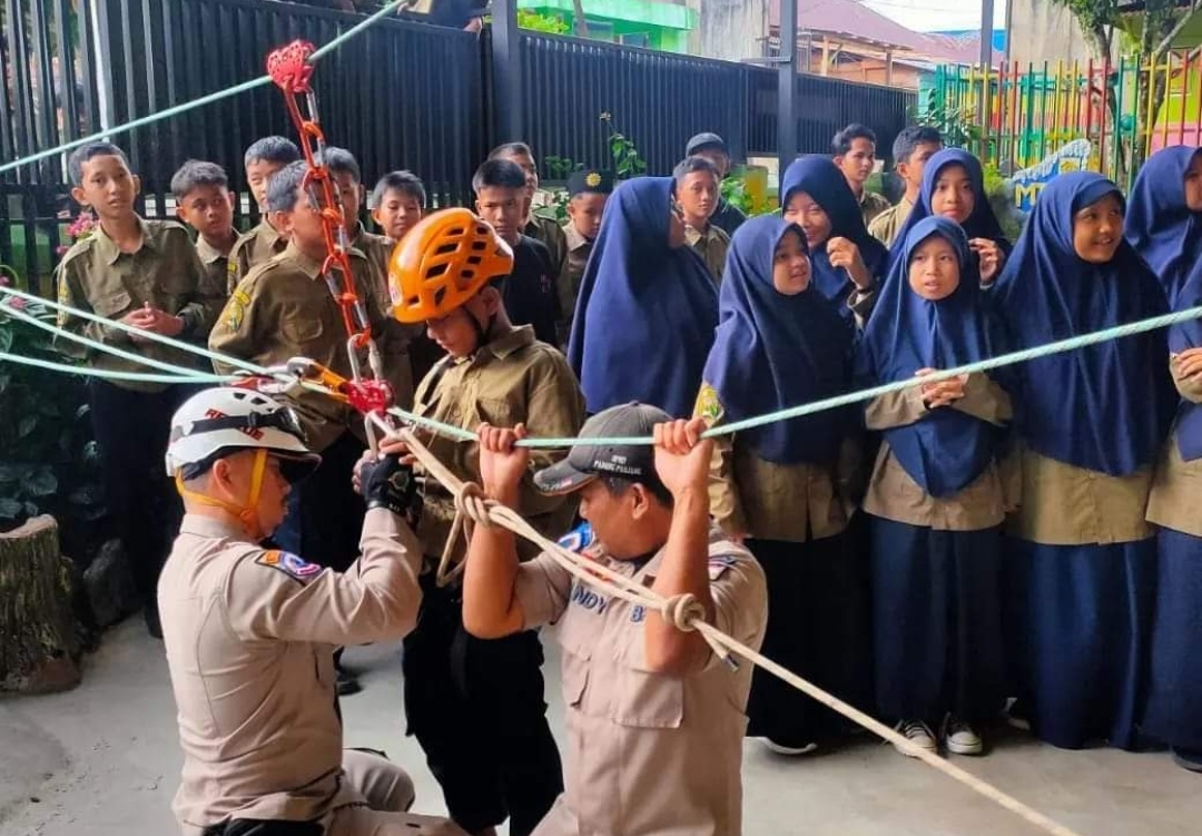 sosialisasi dan simulasi mitigasi bencana bersama Badan Penanggulangan Bencana Daerah