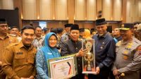 Penghargaan dan hadiah diterima oleh pemenang lomba yang didampingi Ketua TP PKK Pasbar Ny. Titi Hamsuardi dan Kepala DPMN Pasbar Randi Hendrawan