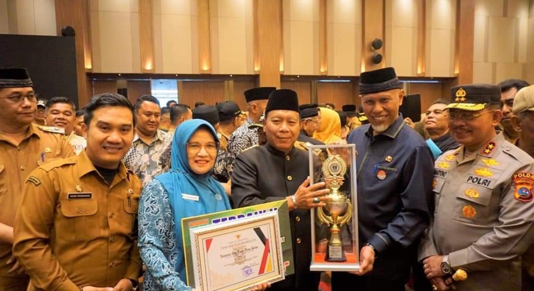 Penghargaan dan hadiah diterima oleh pemenang lomba yang didampingi Ketua TP PKK Pasbar Ny. Titi Hamsuardi dan Kepala DPMN Pasbar Randi Hendrawan