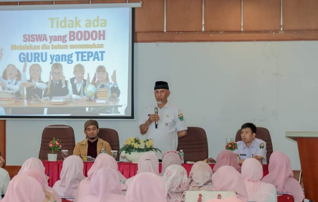 Gubernur Sumbar Mahyeldi saat memberi pembekalan terhadap Kepala Sekolah Menengah Atas (SMA) se Sumatera Barat di SMA 6 Padang,