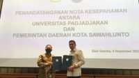 Wali Kota Sawahlunto, Deri Asta dan Wakil Rektor Bidang Organisasi dan Perencanaan Prof. Yanyan M. Yani, PhD, usai menandatangani Nota Kesepahaman.