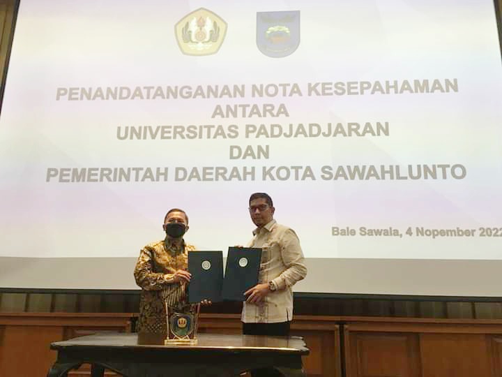 Wali Kota Sawahlunto, Deri Asta dan Wakil Rektor Bidang Organisasi dan Perencanaan Prof. Yanyan M. Yani, PhD, usai menandatangani Nota Kesepahaman.