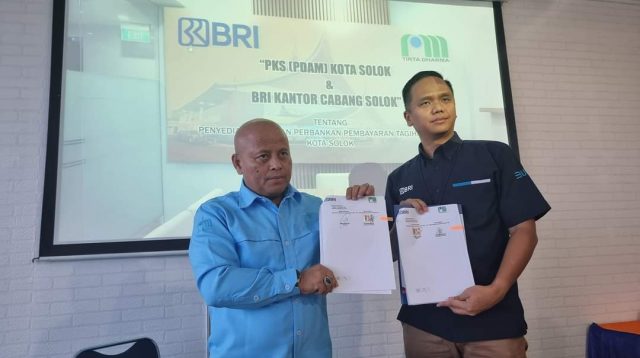 Direktur PDAM , Rabbi Luski, bersama kepala Cabang BRI Solok Asa Ageng Afianto menandatangani perjanjian kerjasama dalam pembayaran rekening air