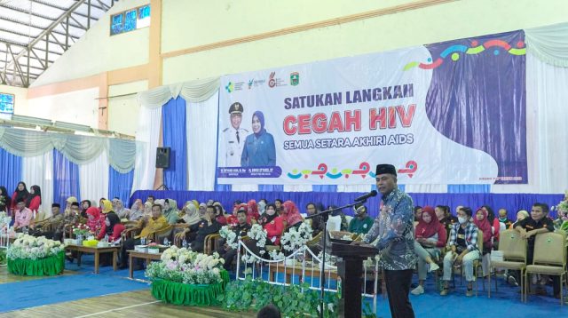 Asisten I Sekda Kabupaten Solok, Syahrial memberikan sambutan saat peringatan Hari AIDS Sedunia