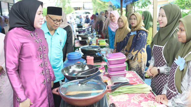 Ketua Forikan Kabupaten Solok, Ny.Emiko Epyardi Asda saat berbincang dengan salah satu peserta lomba masak serba ikan