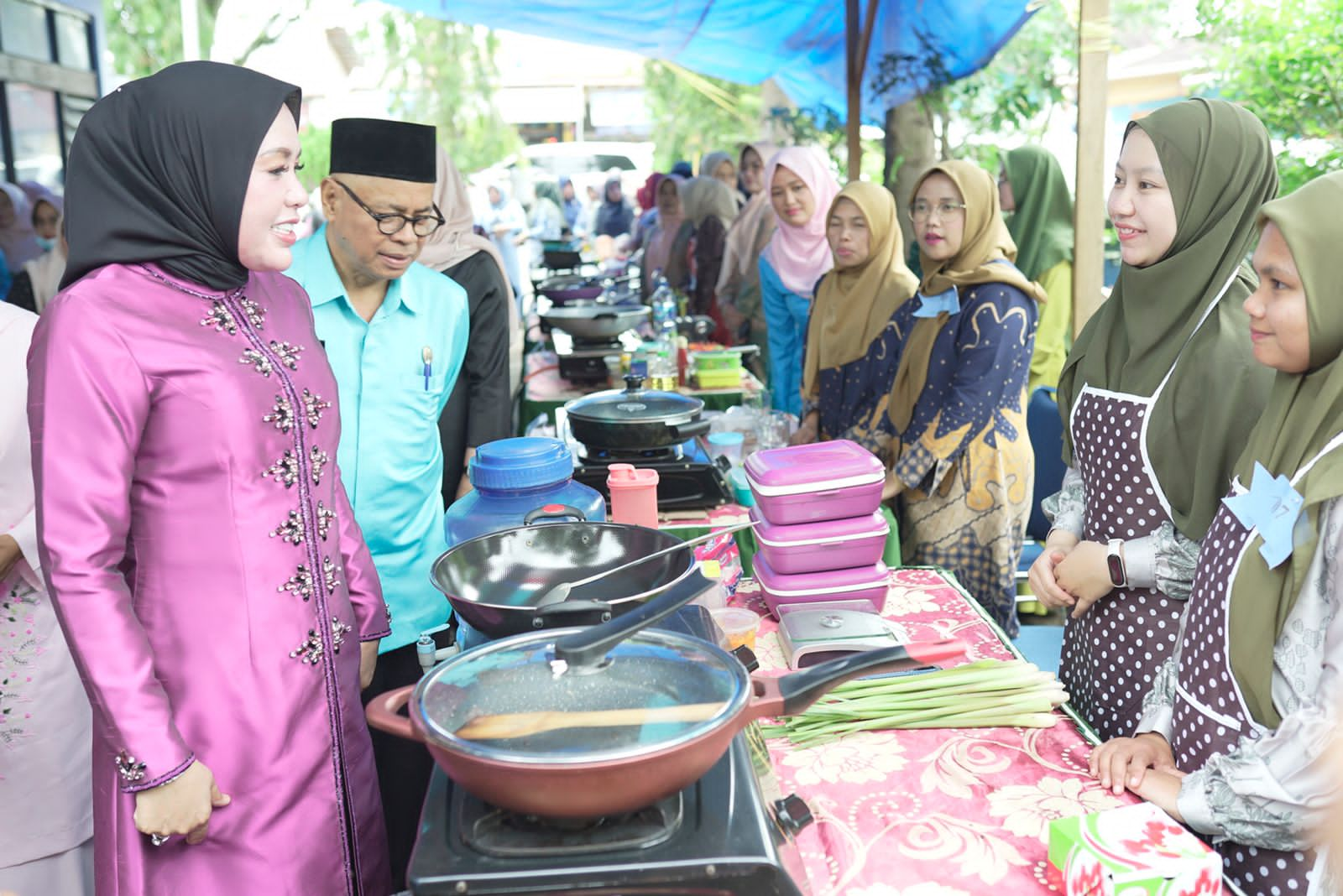 Ketua Forikan Kabupaten Solok, Ny.Emiko Epyardi Asda saat berbincang dengan salah satu peserta lomba masak serba ikan