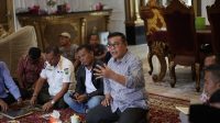 Bupati Solok, Epyardi Asda saat menerima 97 Orang Serikat Pekerja PT.Tirta Investama