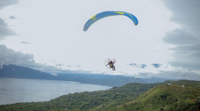 Salah Seorang Atlet Paralayang menunjukan kebolehannya dalam Event Fun Fly Paralayang