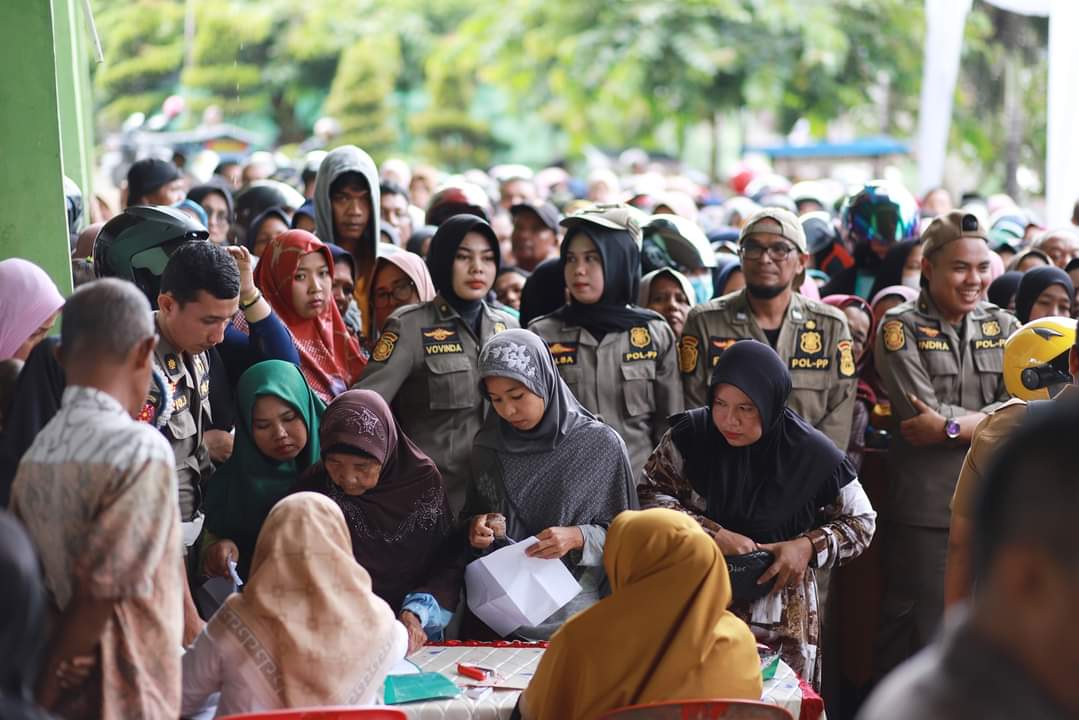 Ratusan ibu rumah tangga mengikuti antrian untuk mendapatkan sembako murah.