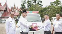 Bupati Solok, Epyardi Asda serahkan ambulans kepada kepala puskesmas