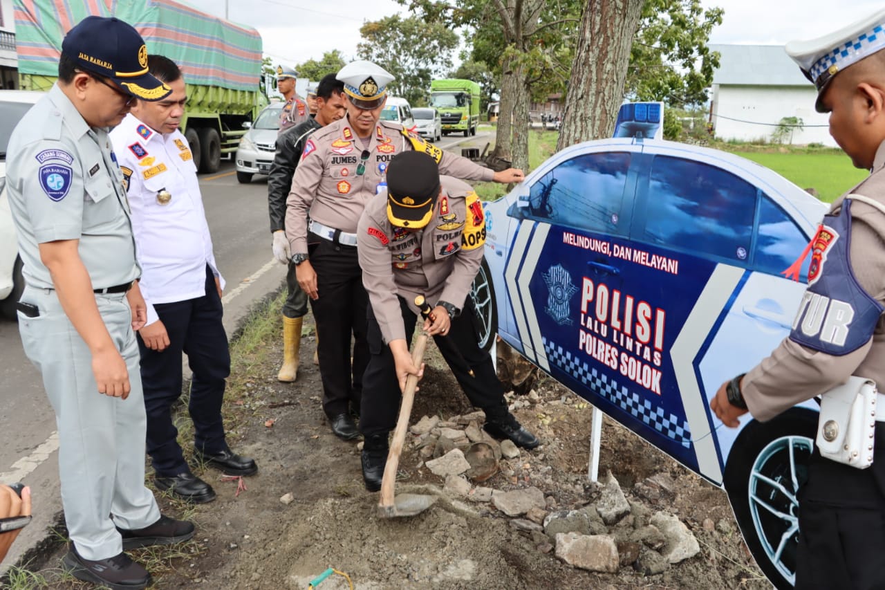 Replika ini langsung dipasang oleh Kapolres Solok AKBP Apri Wibowo