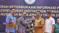 Berkomitmen dalam Keterbukaan Informasi Publik, Bupati Khairunas Raih BUKA Award