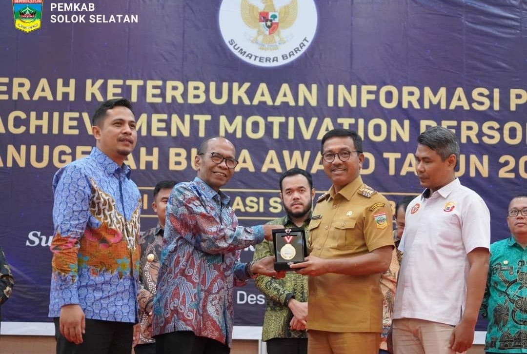 Berkomitmen dalam Keterbukaan Informasi Publik, Bupati Khairunas Raih BUKA Award