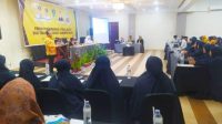 Anggota DPRD Sumbar, Dr. Hardinalis Kobal saat forum pengembangan literasi politik bagi masyarakat Kabupaten Solok di Hotel Taufina Kota Solok