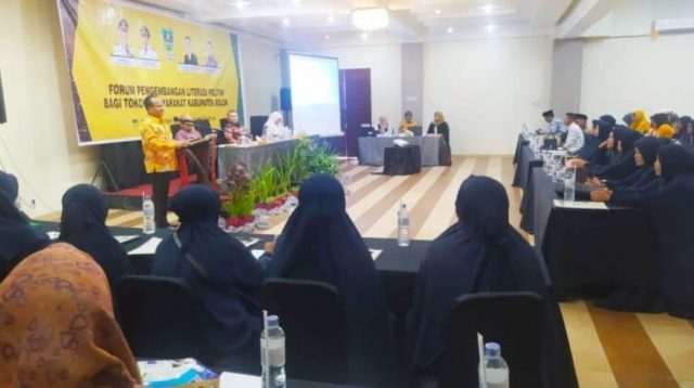 Anggota DPRD Sumbar, Dr. Hardinalis Kobal saat forum pengembangan literasi politik bagi masyarakat Kabupaten Solok di Hotel Taufina Kota Solok