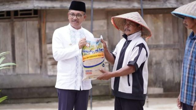 Pemerintah Kabupaten Solok Selatan memberikan bantuan benih padi dan pupuk organik kepada petani di Jorong Simancuang dan Jorong Karang Hitam, Nagari Alam Pauh Duo, Kecamatan Pauh Duo