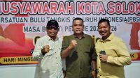 Ketua PBSI Kota Solok Periode 2022-2026, Rusnaldi (Tengah) foto bersama dengan Ketua KONI Kota Solok dan Mantan Ketua PBSI Kota Solok