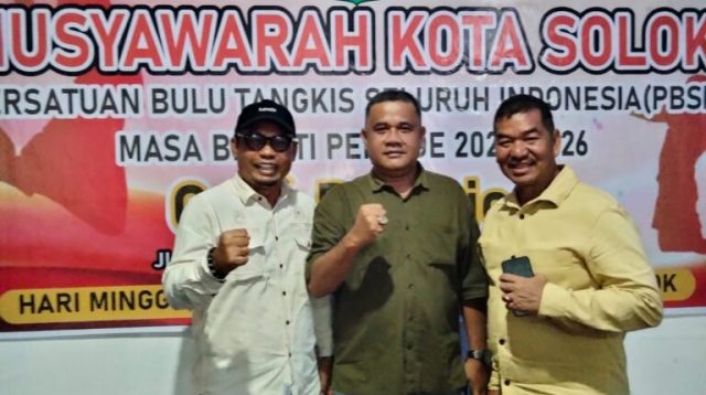 Ketua PBSI Kota Solok Periode 2022-2026, Rusnaldi (Tengah) foto bersama dengan Ketua KONI Kota Solok dan Mantan Ketua PBSI Kota Solok