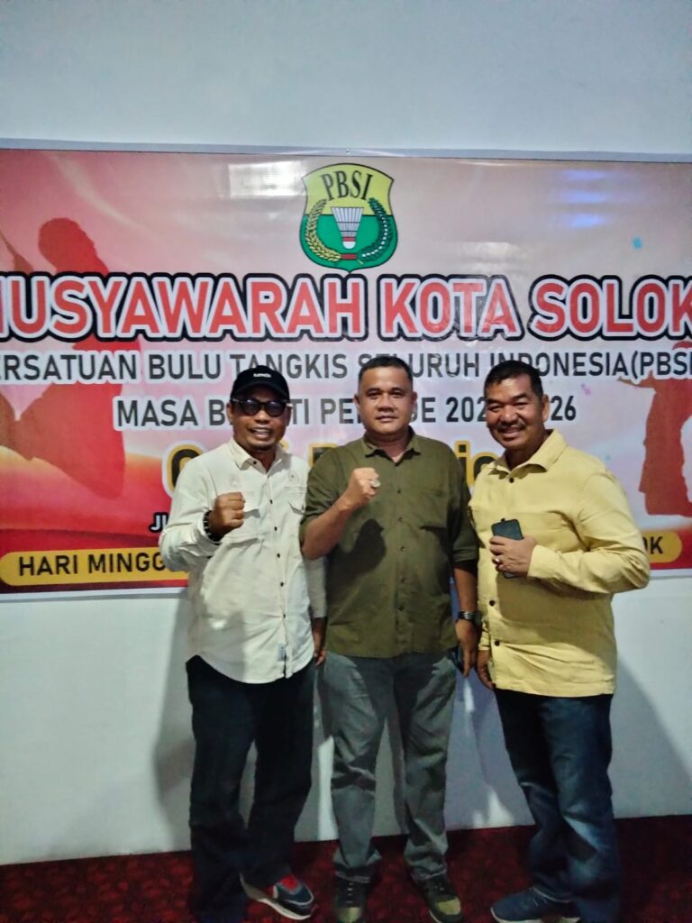 Ketua PBSI Kota Solok Periode 2022-2026, Rusnaldi (Tengah) foto bersama dengan Ketua KONI Kota Solok dan Mantan Ketua PBSI Kota Solok