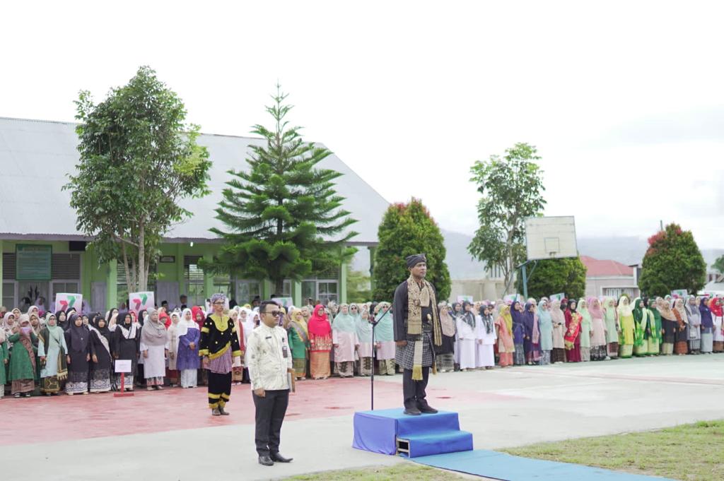 Peringatan HAB ke 77, Syahrial gunakan pakaian khas Minangkabau.