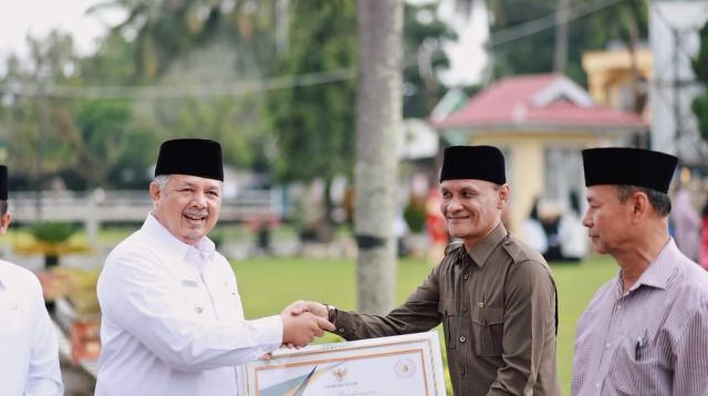 Anggota DPRD Kota Solok, Rusdi Saleh menerima penghargaan dari Pemerintah Kota Solok