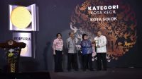 Penghargaan diserahkan Menteri LHK Siti Nurbaya Bakar kepada Wali Kota Solok H. Zul Elfian Umar di Auditorium Dr. Soedjarwo, Gedung Manggala Wanabakti Jalan Gatot Subroto Jakarta Pusat, Selasa (28/2).