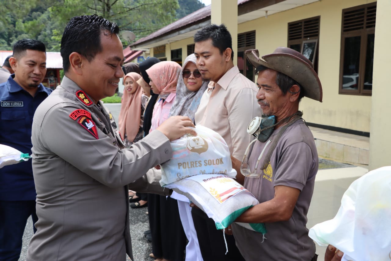 Kapolres Solok Apri Wibowo menyerahkan sembako kepada masyarakat.