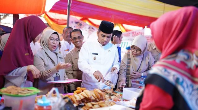 Wakil Wali Kota Solok Ramadhani Kirana Putra bersama Balai Pengawasan Obat dan Makanan melakukan pemantauan pangan segar dan pangan industri di Pasar Raya Solok.