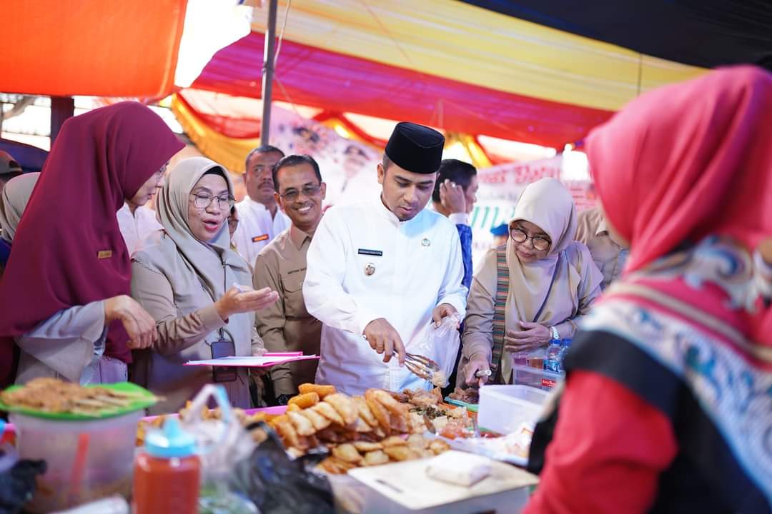 Wakil Wali Kota Solok Ramadhani Kirana Putra bersama Balai Pengawasan Obat dan Makanan melakukan pemantauan pangan segar dan pangan industri di Pasar Raya Solok.