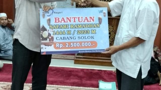 Disaksikan Wako Solok Pimpinan Bank Nagari Cab.Solok, Albert Junaidi,menyerahkan bantuan kepada pengurus masjid.