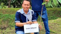 Kepala Pabrik AQUA Solok, Endro Wibowo bersama karyawan saat penanaman pohon.