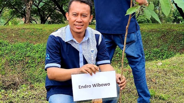 Kepala Pabrik AQUA Solok, Endro Wibowo bersama karyawan saat penanaman pohon.