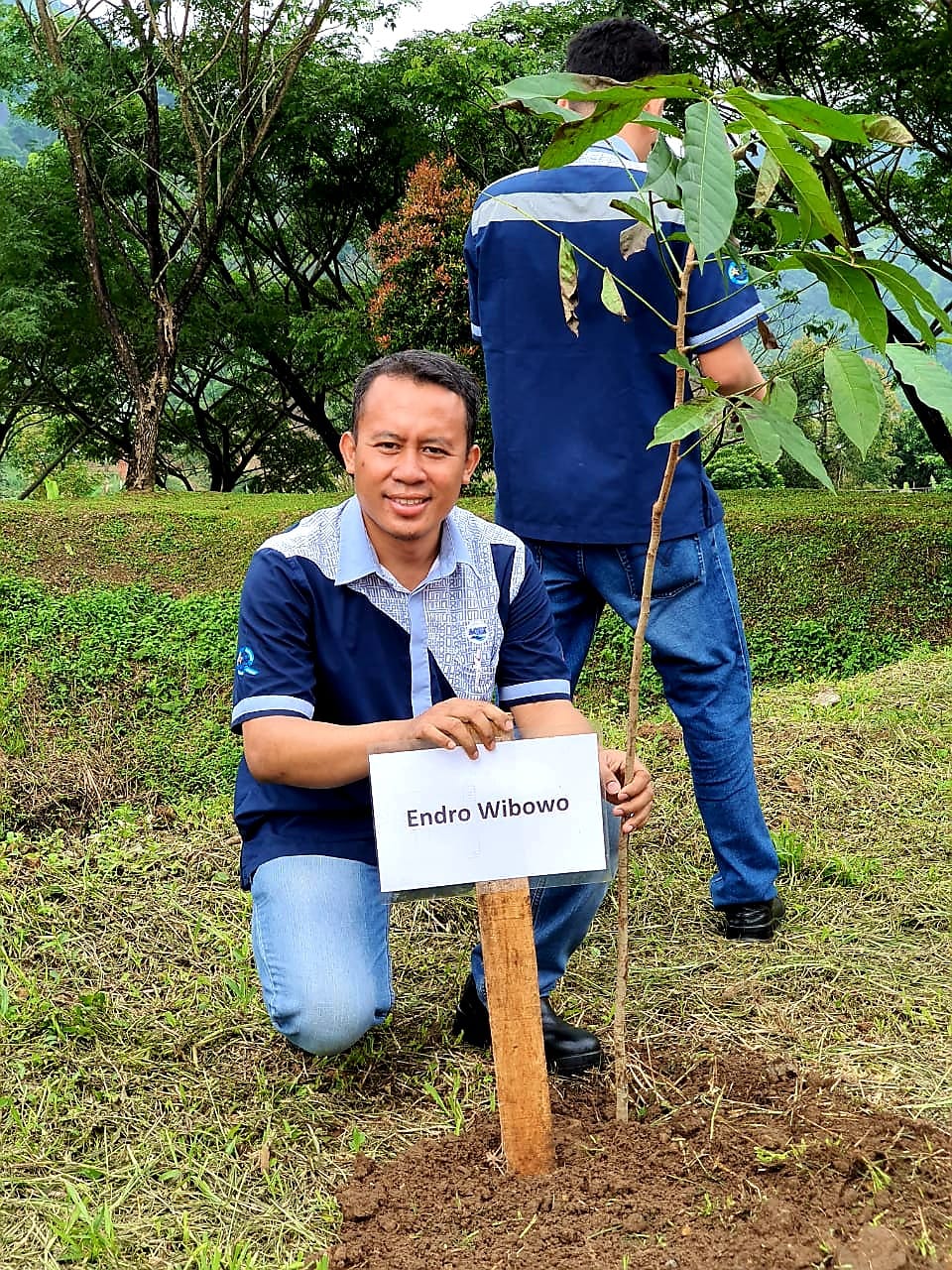 Kepala Pabrik AQUA Solok, Endro Wibowo bersama karyawan saat penanaman pohon.