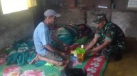 Koptu Andi Surya Putra memberikan bahan dapur yang dibelinya kepada warga kurang mampu.