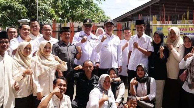 Khairunas saat menyerahkan bantuan pangan cadangan beras pemerintah di Nagari Pulakek Koto Baru Kecamatan Sungai Pagu