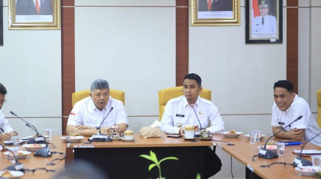 Rapat kordinasi Wako dan Wawako Solok bersama OPD terkait penerapan Perda Trantibum.(Prokomp)