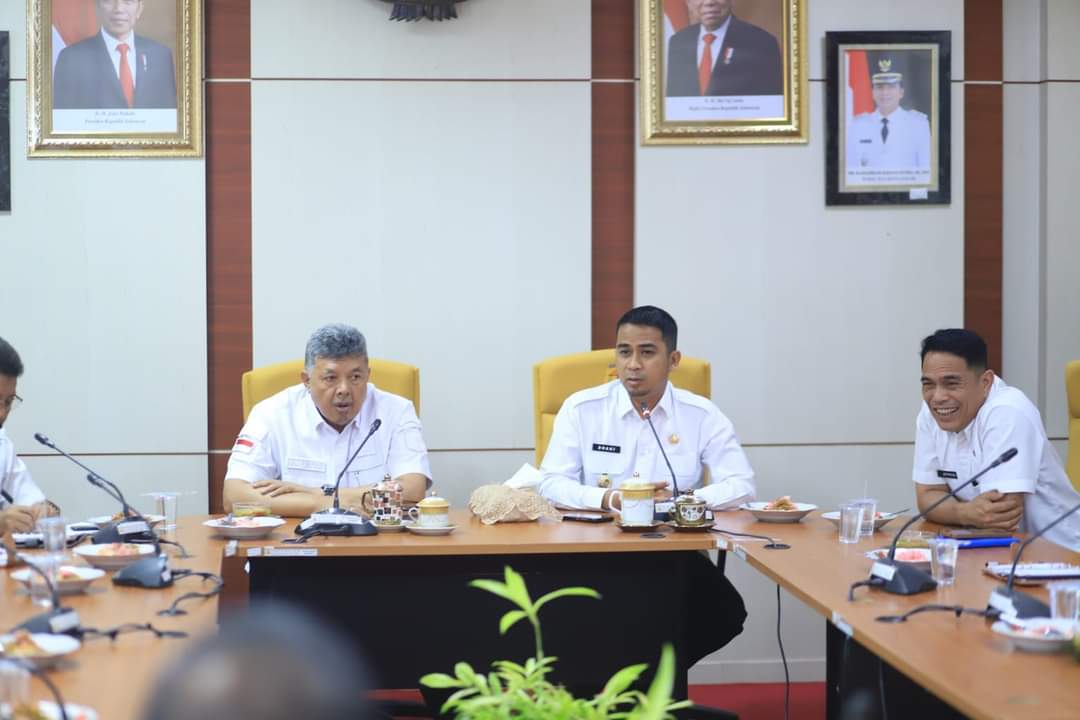 Rapat kordinasi Wako dan Wawako Solok bersama OPD terkait penerapan Perda Trantibum.(Prokomp)