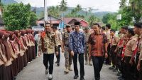 Khairunas saat penyerahan bantuan di Kantor Camat Sungai Pagu,