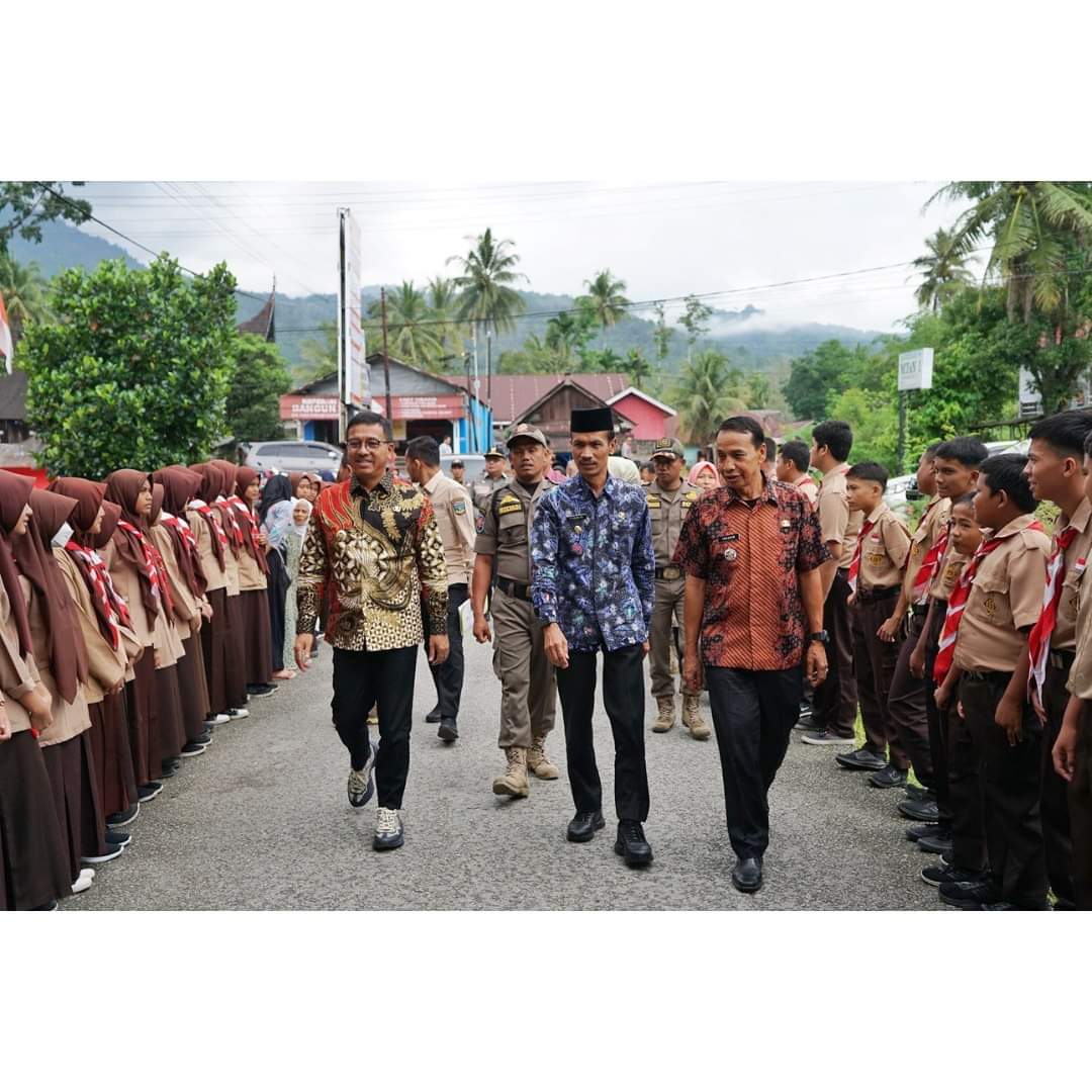 Khairunas saat penyerahan bantuan di Kantor Camat Sungai Pagu,