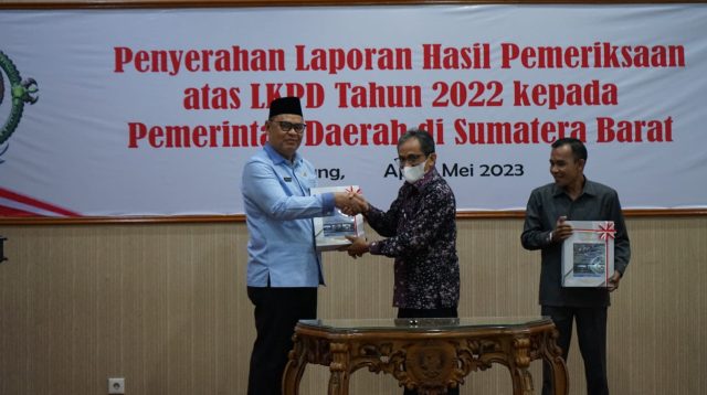 Penghargaan diterima langsung oleh Bupati Solok Epyardi Asda didampingi Ketua DPRD Kabupaten Solok Dodi Hendra dari Kepala Perwakilan BPK Perwakilan Sumatera Barat, Arif Agus.