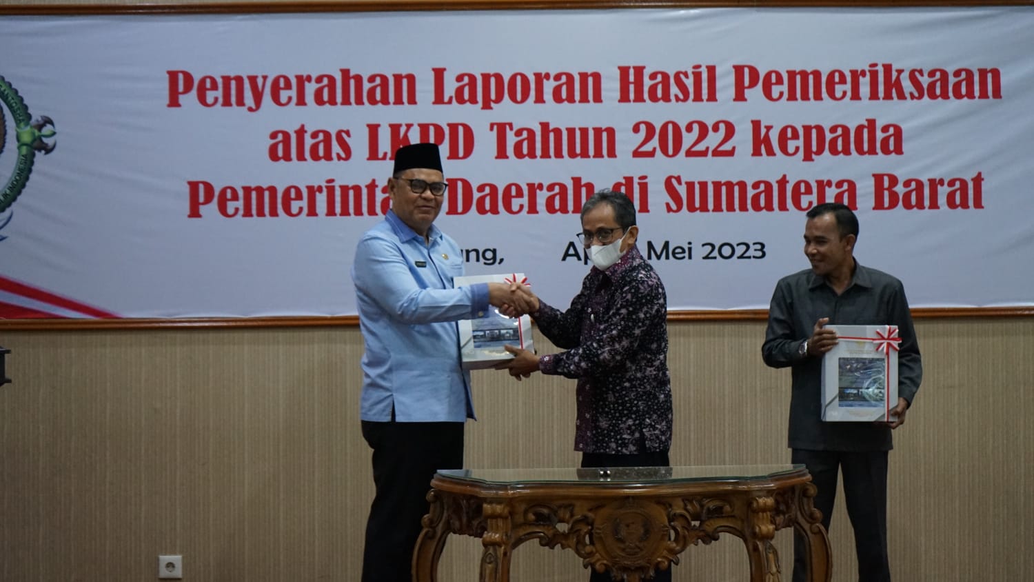 Penghargaan diterima langsung oleh Bupati Solok Epyardi Asda didampingi Ketua DPRD Kabupaten Solok Dodi Hendra dari Kepala Perwakilan BPK Perwakilan Sumatera Barat, Arif Agus.