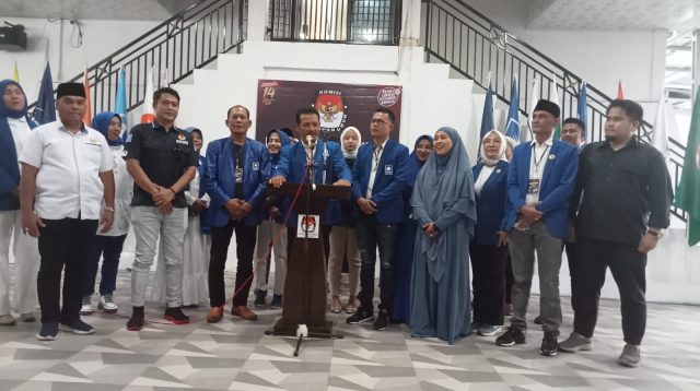 Ketua DPD PAN Kota Solok Yutris Can didampingi Sekretaris DPD PAN Kota Solok Angry Nursya (Ngelai), Bendahara PAN Rusdi Saleh dan puluhan kader serta caleg saat mendaftarkan Bakal Calon Legislative, (Bacaleg) DPRD Kota Solok ke Komisi Pemilihan Umum (KPU) Kota Solok