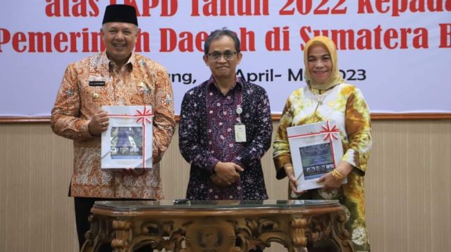 Penghargaan tersebut diterima langsung oleh Walikota Solok Zul Elfian Umar didampingi oleh ketua DPRD kota Solok Nurnisma dari kepala BPK RI perwakilan Sumbar Arif Agus.