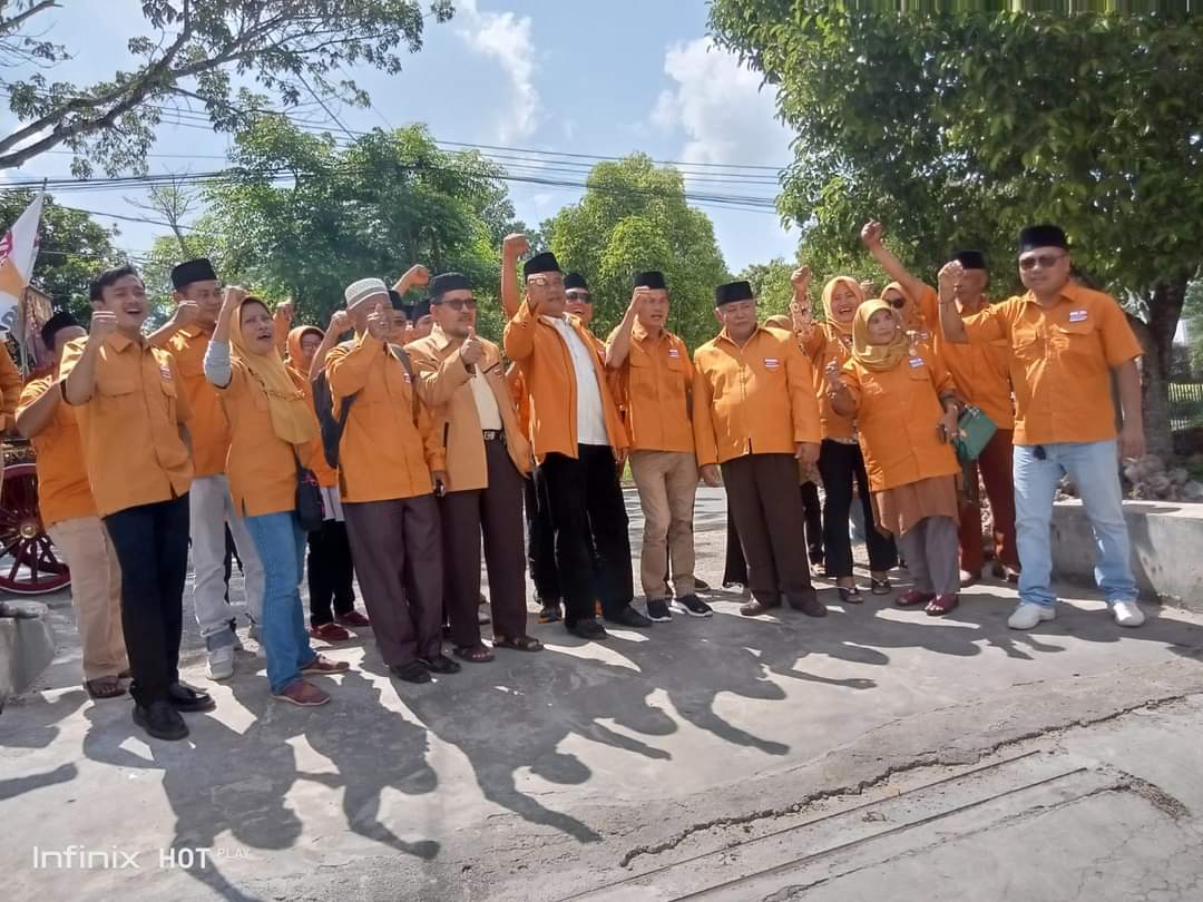 Dewan Pimpinan Cabang (DPC) Partai Hanura Kota Solok melakukan pendaftaran 20 bakal calon legislatif (Bacaleg) untuk pemilihan legislatif (Pileg) ke KPU Kota Solok,