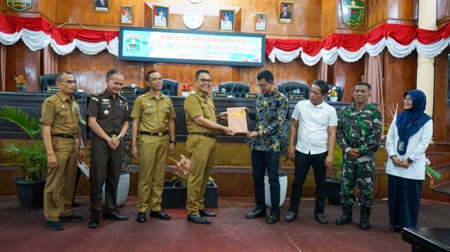 Penyerahan LHP-BPK terhadap LKPD Kab. Solok TA 2022 oleh Bupati Solok kepada Pimpinan DPRD Kabupaten Solok.